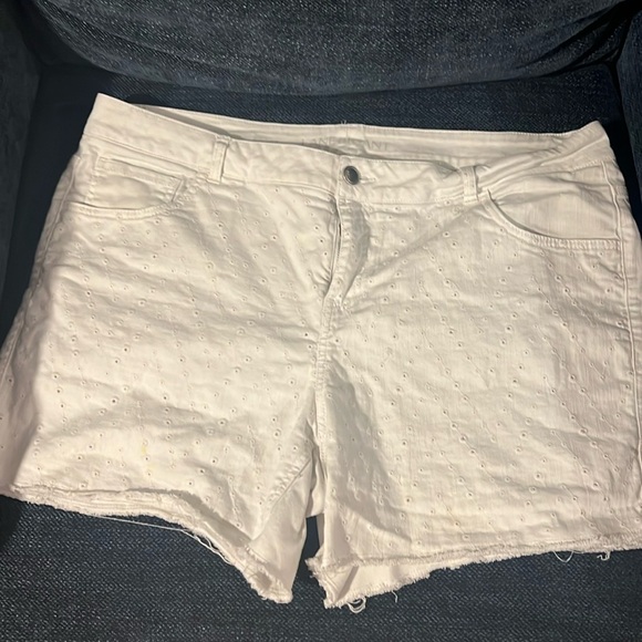 White, fringed legs, eyelet front design, White Denim Feel Material Shorts - Picture 1 of 3